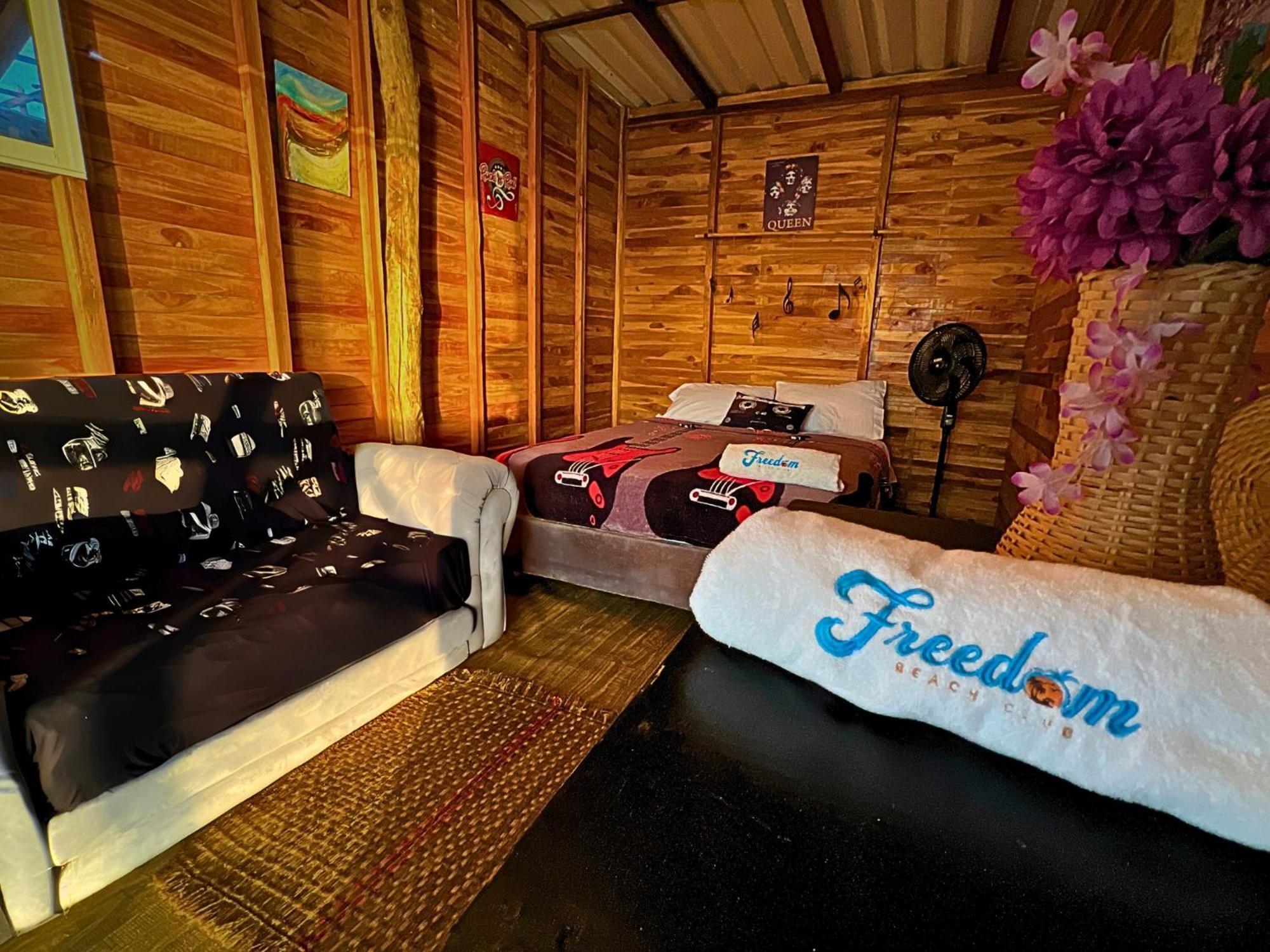 Freedom Club Inn *